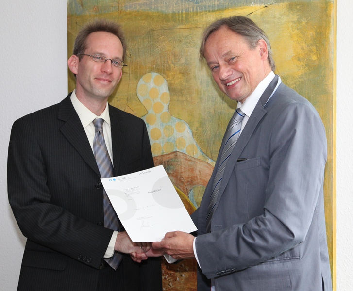 Professor Ernennungsurkunde Hochschulpräsident Prof. Dr. Hartmut Ihne (rechts) überreichte Dr. Dirk Reith die Ernennungsurkunde zum Professor.