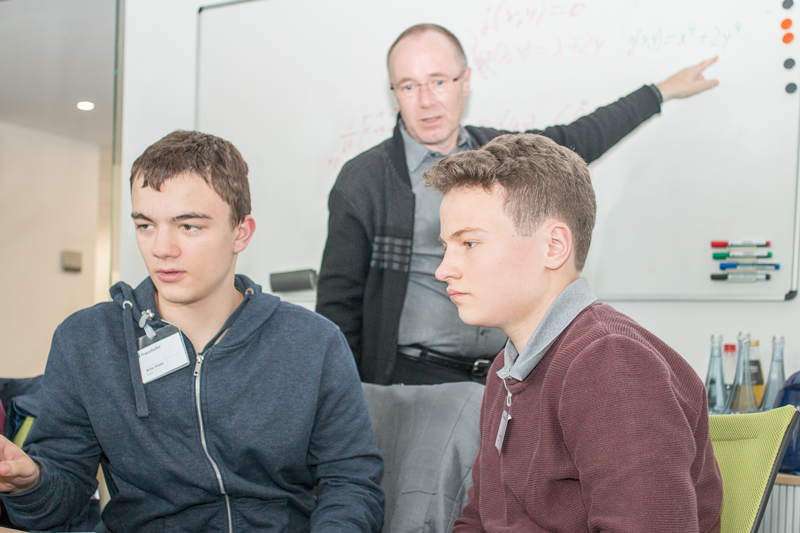 Talent-School Spannung im Kurs »Mathe für die Praxis«: Teilnehmer der Fraunhofer-Talent-School am SCAI mit Dr. Anton Schüller (M.).